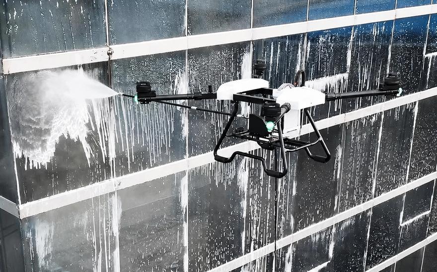 Drone da ViPin higienizando a fachada de vidro de um edificio